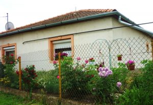 typisch hongaars huis en tuin